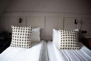 Ένα ή περισσότερα κρεβάτια σε δωμάτιο στο Hotell Esplanad