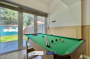 カンタベリーにあるFive Bedroom House By StayComfort Short Lets & Serviced Accommodation Canterbury With Garden & Parkingの窓のある部屋で、ビリヤード台(ボール付)
