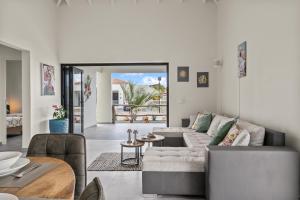 a living room with a couch and a table at Villa Mambolicious in Willemstad