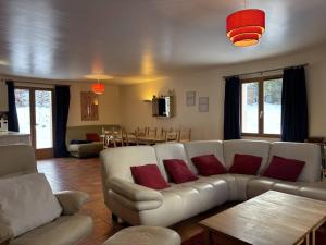 ein Wohnzimmer mit Sofa und Tisch in der Unterkunft Maison spacieuse et fonctionnelle - 5 chambres, terrasse, parking privé - FR-1-548-27 in Villard-de-Lans