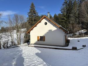ein kleines weißes Haus im Schnee in der Unterkunft Maison spacieuse et fonctionnelle - 5 chambres, terrasse, parking privé - FR-1-548-27 in Villard-de-Lans