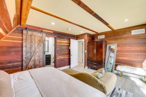 una camera con pareti in legno e un letto in una stanza di Wraparound Deck and Grill Wrightwood Cabin Near PCT a Wrightwood