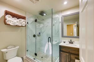 un bagno con doccia, WC e lavandino di Wraparound Deck and Grill Wrightwood Cabin Near PCT a Wrightwood Altre 16 foto
