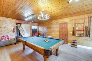 un tavolo da biliardo in una stanza con pareti in legno di Wraparound Deck and Grill Wrightwood Cabin Near PCT a Wrightwood
