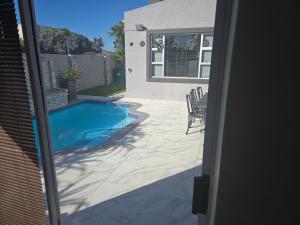 Bazén v ubytování Cosy at Cowrie nebo v jeho okolí