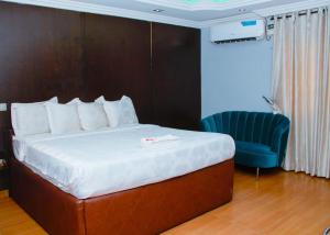 Rúm í herbergi á Triple Tee Hotel