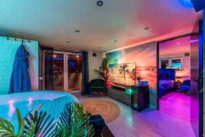 una camera con acquario e tavolo in una stanza di Un metre sous Terre & Mer SPA - Wellness - Loveroom a Herrlisheim