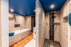 Koupelna v ubytování Loft SPA privatif 2-4 pers - Jacuzzi & Sauna près de Strasbourg