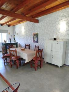 ein Esszimmer mit Tisch und Stühlen in der Unterkunft Yoyiland in Guaymallen