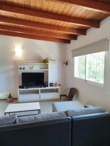 ein Wohnzimmer mit Sofa und Fernseher in der Unterkunft Yoyiland in Guaymallen