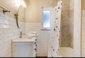 ein Badezimmer mit Dusche, Waschbecken und Duschvorhang in der Unterkunft Cherry Creek Colorado in Denver + 15 Fotos