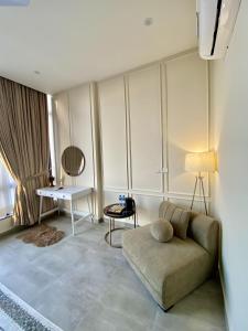 Posezení v ubytování Skypark One Gulberg - Apartments by Superhost