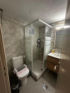 Koupelna v ubytování Cherry - HappyHostGr - Downtown Apartment