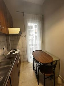 Kuchyň nebo kuchyňský kout v ubytování Cherry - HappyHostGr - Downtown Apartment