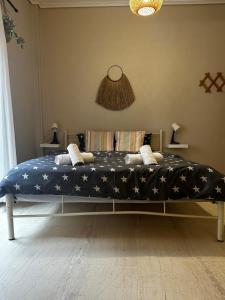 Postel nebo postele na pokoji v ubytování Cherry - HappyHostGr - Downtown Apartment