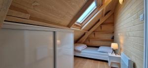 Habitación con cama en el ático y ventana en Havre de paix près des plages, en Arzon