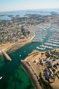 Una vista aérea de un puerto con barcos en el agua. en Havre de paix près des plages, en Arzon