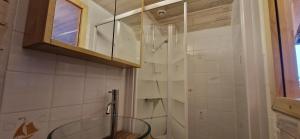 y baño con lavabo de cristal y ducha. en Havre de paix près des plages, en Arzon 20 fotos más