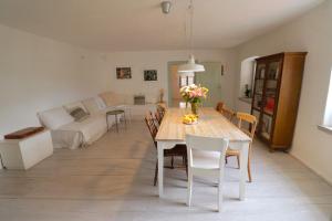 un soggiorno con un tavolo e un divano di Light filled spacious penthouse in Šibenik city centre a Šibenik Altre 24 foto