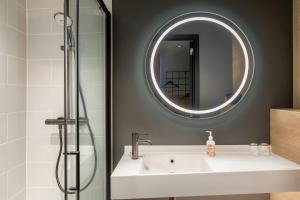 Koupelna v ubytování Moxy Antwerp + 37 fotografií