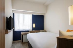 Televiisor ja/või meelelahutuskeskus majutusasutuses Four Points Flex by Sheraton Shin Osaka
