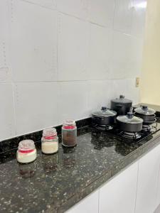 eine Küchentheke mit Töpfen und Pfannen auf einem Herd in der Unterkunft Casa Açaí in Bragança