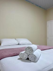 2 Handtücher auf einem Bett in einem Schlafzimmer in der Unterkunft Casa Açaí in Bragança