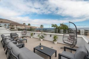 balcone con sedie, tavoli e vista sull'oceano di Casa El Atlantico a Candelaria