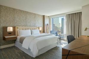 Postel nebo postele na pokoji v ubytování The Westin Austin Downtown