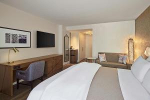 Postel nebo postele na pokoji v ubytování The Westin Austin Downtown