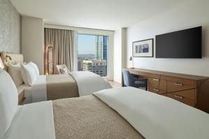 Postel nebo postele na pokoji v ubytování The Westin Austin Downtown
