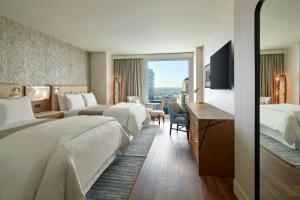 Postel nebo postele na pokoji v ubytování The Westin Austin Downtown