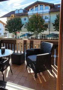 Posezení v ubytování MADISON Homes Apartment 50 qm in Prien mit Balkon, Bergblick, Parkplatz, zentral gelegen + 29 fotografií
