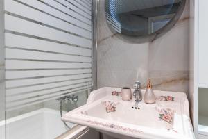 Kopalnica v nastanitvi Padriku Apartment with a balcony,near to central,Self Check In 24 7,FREE Parking
