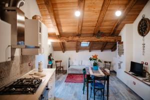 a kitchen and living room with a table and a bed at Achillea in Rhemes-Saint-Georges