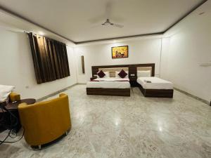 Postel nebo postele na pokoji v ubytování Hotel De Clark - Free Airport Drop for Minimum 05 Nights Stay - 5 mins from IGI & Domestic Airport Delhi