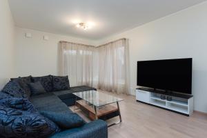 TV in/ali zabaviščno središče v nastanitvi Padriku Apartment with a balcony,near to central,Self Check In 24 7,FREE Parking