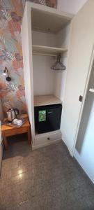 Zimmer mit einem TV in der Ecke eines Zimmers in der Unterkunft Marianna's Rooms in Skala Eresou + 87 Fotos