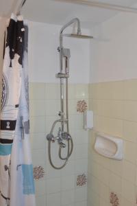 eine Dusche in einem Badezimmer mit Duschvorhang in der Unterkunft Marianna's Rooms in Skala Eresou