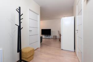 TV in/ali zabaviščno središče v nastanitvi Padriku Apartment with a balcony,near to central,Self Check In 24 7,FREE Parking