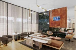 明尼阿波利斯Sheraton Minneapolis Downtown Convention Center的带沙发和桌子的客厅