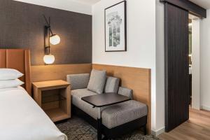 Sheraton Minneapolis Downtown Convention Center客房内的一张或多张床位