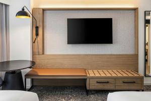 Sheraton Minneapolis Downtown Convention Center的电视和/或娱乐中心