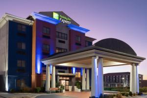 a hotel with a gazebo in front of a building at Holiday Inn Express & Suites Midwest City by IHG in Midwest City