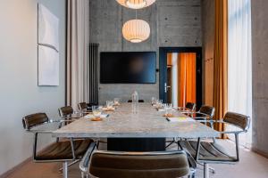 een vergaderzaal met een grote tafel en stoelen bij Exeter Hotel in Reykjavík
