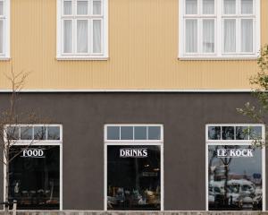 een winkelpui voor eten en drinken met drie ramen bij Exeter Hotel in Reykjavík