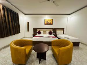 Postel nebo postele na pokoji v ubytování Hotel De Clark - Free Airport Drop for Minimum 05 Nights Stay - 5 mins from IGI & Domestic Airport Delhi