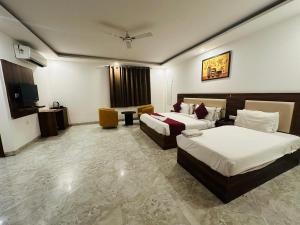 Postel nebo postele na pokoji v ubytování Hotel De Clark - Free Airport Drop for Minimum 05 Nights Stay - 5 mins from IGI & Domestic Airport Delhi