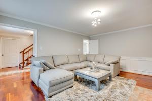 una sala de estar con un sofá y una mesa en Spacious Home with Deck in Marietta!, en Marietta