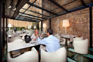 Reštaurácia alebo iné gastronomické zariadenie v ubytovaní Olivia Plaza Hotel